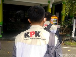 Petugas KPK Periksa Ruang Kerja Bupati Pemalang