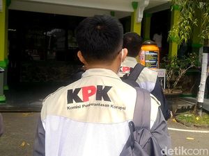 Petugas KPK Periksa Ruang Kerja Bupati Pemalang Petugas KPK Periksa Ruang Kerja Bupati Pemalang