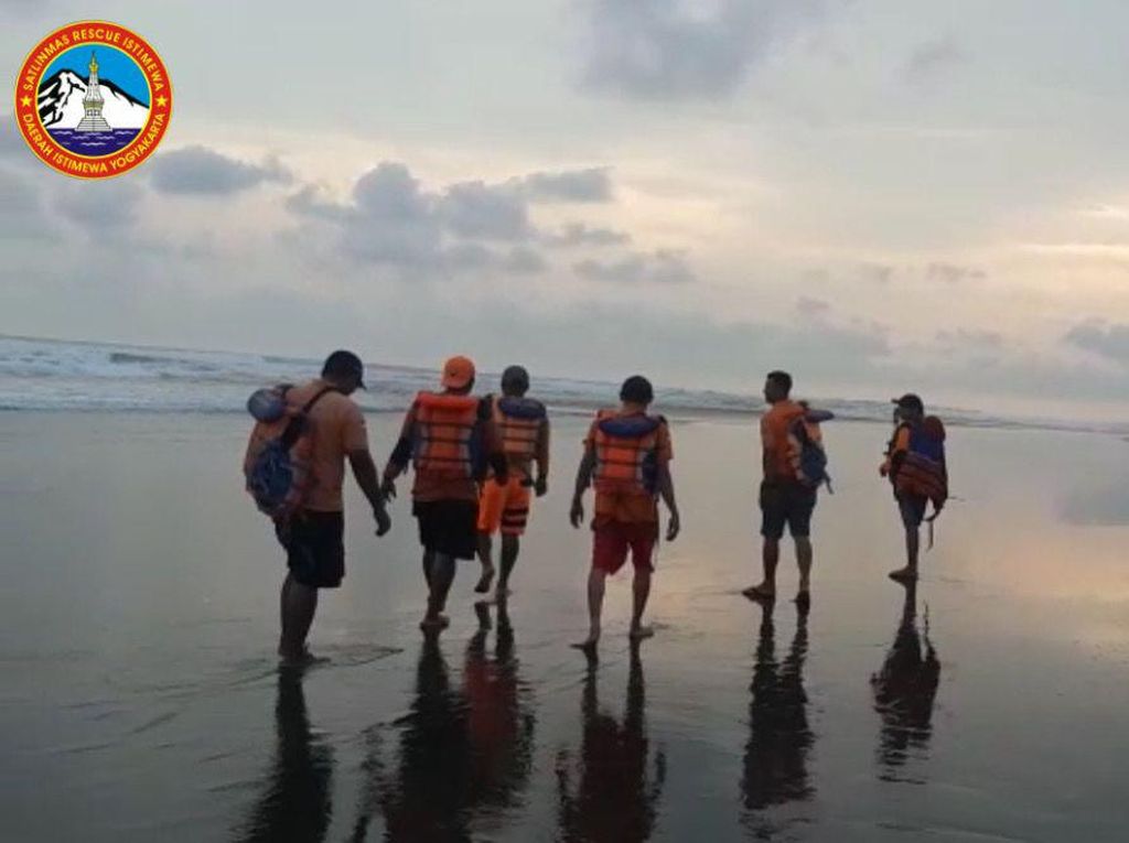 2 Pelajar Semarang Terseret Ombak Pantai Parangtritis, 1 Hilang