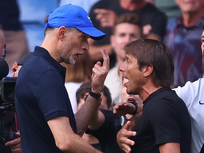LONDON, ENGLAND - AUGUST 14: Chelsea Head Coach Thomas Tuchel and Tottenham Hotspur Head Coach Antonio Conte clash after the Premier League match between Chelsea FC and Tottenham Hotspur at Stamford Bridge on August 14, 2022 in London, United Kingdom. (Photo by Marc Atkins/Getty Images)