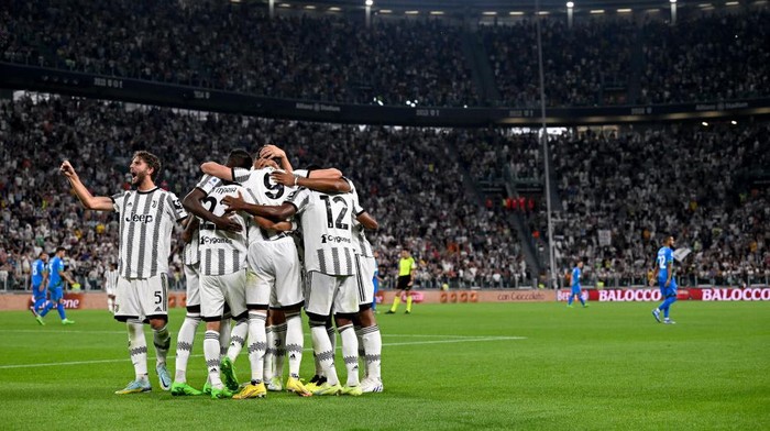TURIN, ITALY - AUGUST 15: Dusan Vlahovic of Juventus celebrates 3-0 goal during the Serie A match between Juventus and US Sassuolo at Allianz Stadium on August 14, 2022 in Turin, . (Photo by Daniele Badolato - Juventus FC/Juventus FC via Getty Images)
