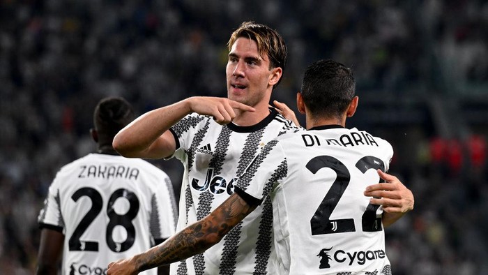 TURIN, ITALY - AUGUST 15: Dusan Vlahovic of Juventus celebrates 3-0 goal with Angel Di Maria during the Serie A match between Juventus and US Sassuolo at Allianz Stadium on August 14, 2022 in Turin, Italy. (Photo by Daniele Badolato - Juventus FC/Juventus FC via Getty Images)