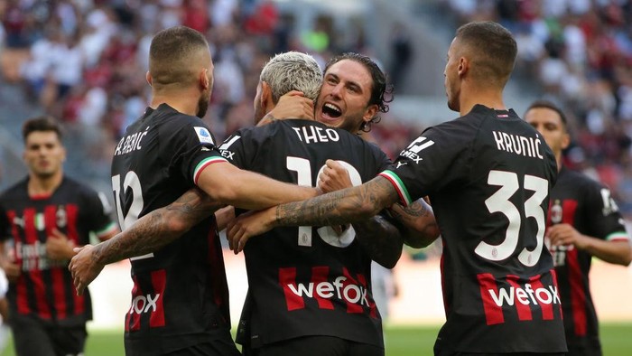 MILAN, ITALY - AUGUST 13: Theo Hernandez of AC Milan celebrates with team mates after scoring a first half penalty to level the game at 1-1 during the Serie A match between AC Milan and Udinese Calcio at Stadio Giuseppe Meazza on August 13, 2022 in Milan, Italy. (Photo by Jonathan Moscrop/Getty Images)