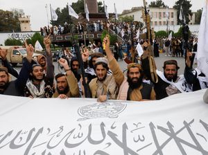 Pejuang Taliban Rayakan Setahun Berkuasa Dekat Kedubes AS di Kabul Pejuang Taliban Rayakan Setahun Berkuasa Dekat Kedubes AS di Kabul