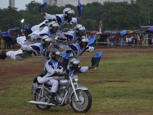 Wow... Satu Motor Ditunggangi Ramai-ramai Hanya Ada di Momen Ini