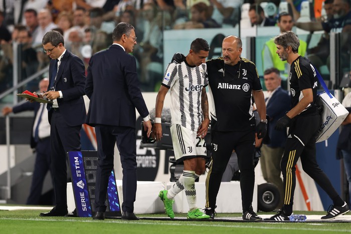 TURIN, ITALY - AUGUST 15: Angel Di Maria of Juventus holds his groin as he is accompanied from the field of play by Nikos Tzouroudis Juventus First Team Doctor to be substituted during the Serie A match between Juventus and US Sassuolo at Allianz Stadium on August 15, 2022 in Turin, Italy. (Photo by Jonathan Moscrop/Getty Images)
