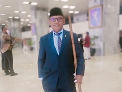 Dibantu Tongkat, Anggota MPR Ini Antusias Hadiri Sidang Tahunan MPR RI