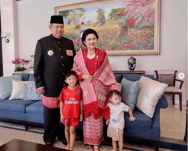 Ani Yudhoyono while wearing a red kebaya
