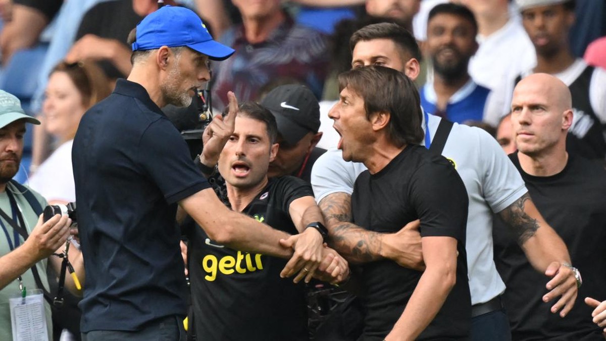 Manajer Chelsea Thomas Tuchel dan Manajer Tottenham Antonio Conte dihukuma atas keributan di akhir laga di Stamford Bridge. (Foto: AFP via Getty Images/GLYN KIRK)