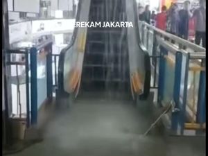 Viral Atap Mal di Gambir Jakpus Bocor, Air Mengalir Deras