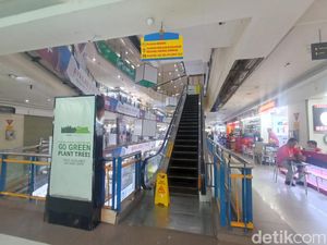 Cerita Saksi soal Viral Atap Mal di Gambir Bocor hingga Air Mengalir Deras Cerita Saksi soal Viral Atap Mal di Gambir Bocor hingga Air Mengalir Deras