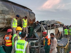 Bus Tabrak Truk Tangki Minyak di Pakistan, 20 Orang Tewas
