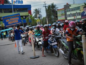 Pemotor Antre BBM Gratis Sambut HUT RI di Kendari