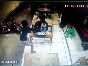 Viral Begal Ponsel Pakai Celurit di Warung Kopi Jaktim, Polisi Selidiki