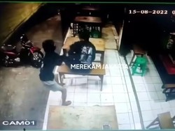 Viral Begal Ponsel Pakai Celurit di Warung Kopi Jaktim, Polisi Selidiki