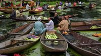 Sensasi Belanja Sayur di Pasar Apung yang Paling Tersohor di India