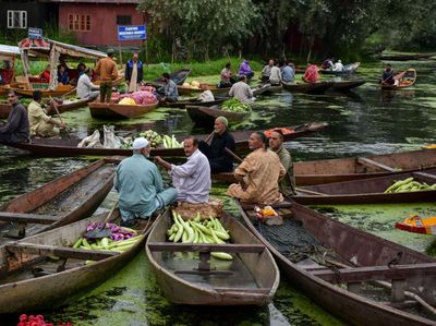 Sensasi Belanja Sayur di Pasar Apung yang Paling Tersohor di India