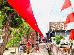 Meriah! Jalan di Tegal Ini Dipayungi Bendera Merah Putih Sepanjang 150 Meter