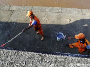 Biar Kinclong, Dinding Kali Ciliwung Dicat Ulang Biar Kinclong, Dinding Kali Ciliwung Dicat Ulang