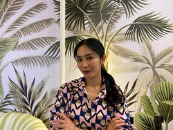 Bunga Zainal Bikin Kelas Makeup Bareng Penggemar