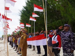 Pj Gubernur Papua Barat Bentangkan Bendera 77 Meter di Pulau Terluar Indonesia