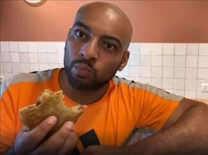 Duh! YouTuber Ini Ngamuk Gegara Disuruh Bayar Pastel Rp 34 Ribu