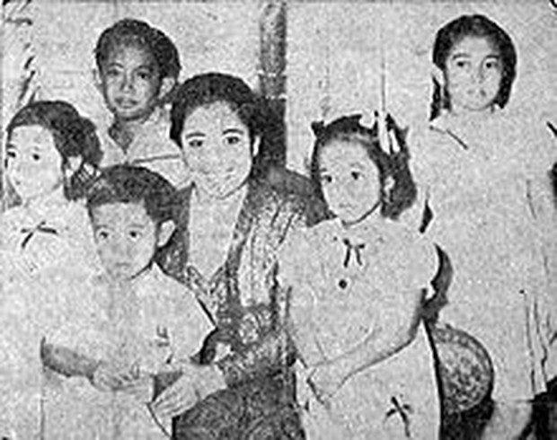Fatmawati dan anak-anaknya. photo: Doc Wikipedia Fatmawati dan anak-anaknya. photo: Doc Wikipedia