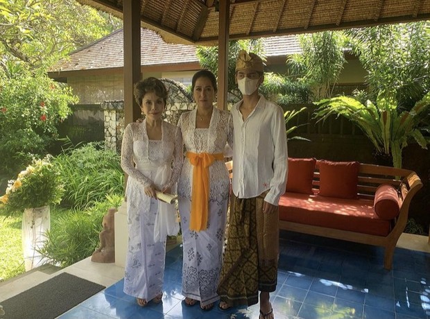 Foto: instagram.com/kartikasoekarnofoundation Dewi Soekarno, Kartika Soekarno dan Kiran Seegers memakai baju adat Bali/