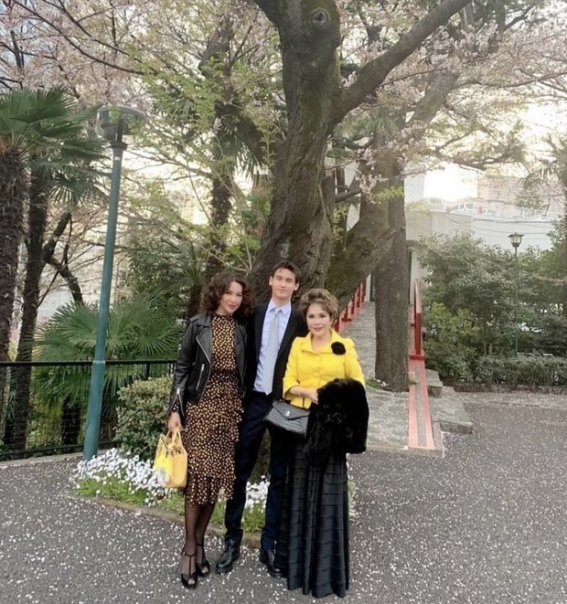 Foto: instagram.com/kartikasoekarnofoundation Koordinasi warna pakaian keluarga Soekarno/