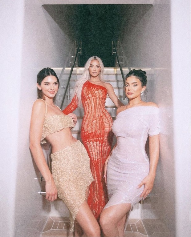 Kendall Jenner, Kim Kardashian, dan Kylie Jenner/