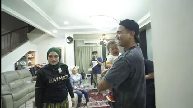 Frans Faisal Momong Baby Adzam