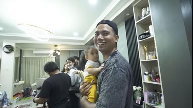 Frans Faisal Momong Baby Adzam