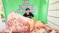 Gokil! Bobon Santoso Bagi-bagi Daging Kuda dan Masak Telur Gulung 25 Kg