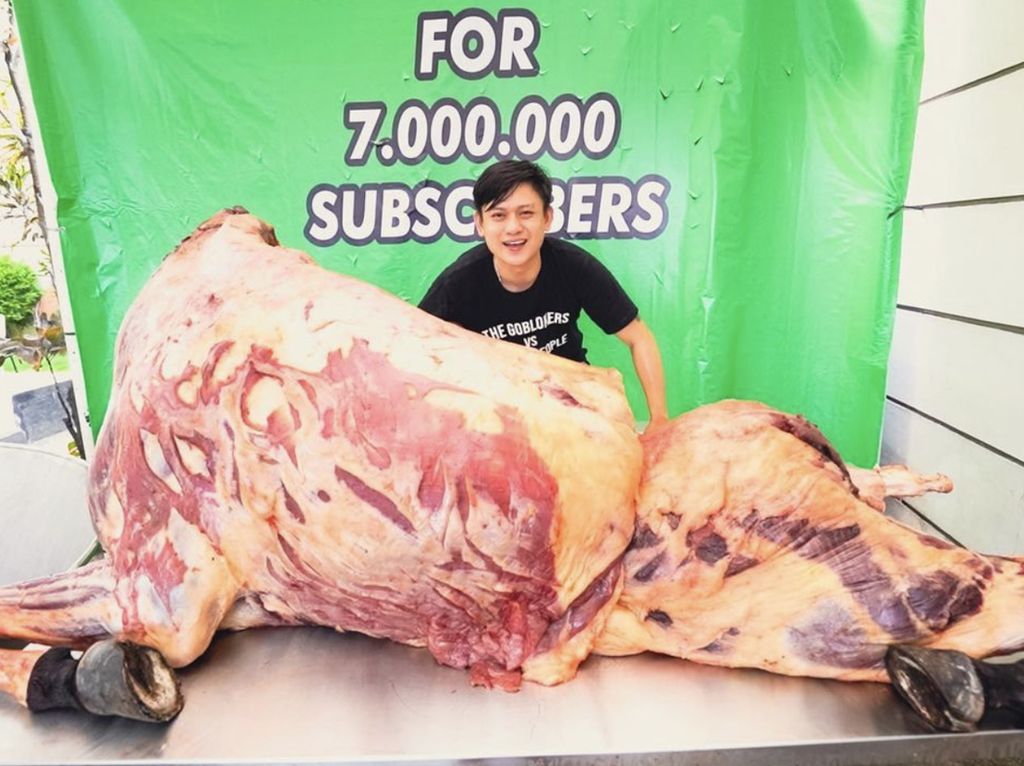 Gokil! Bobon Santoso Bagi-bagi Daging Kuda dan Masak Telur Gulung 25 Kg