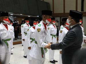 Anies Kukuhkan Paskibraka Jakarta untuk Upacara HUT Ke-77 RI di Monas