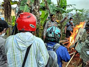Diduga Tempat Transaksi Obat Keras, Gubuk di Sukabumi Dibakar! Diduga Tempat Transaksi Obat Keras, Gubuk di Sukabumi Dibakar!