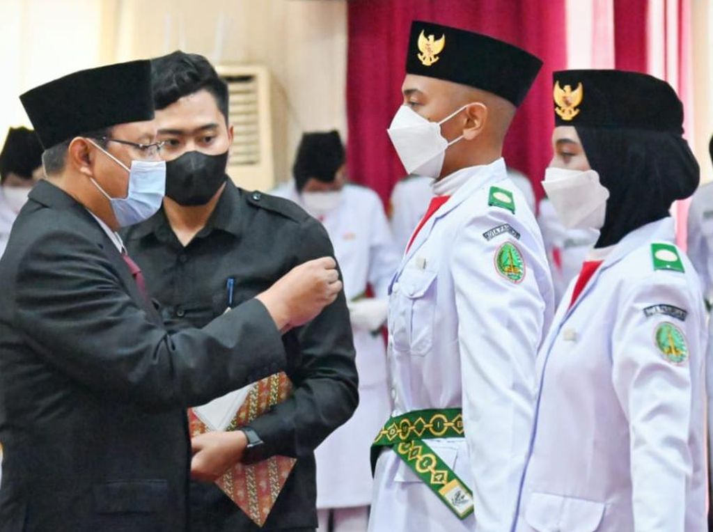 Gus Ipul Kukuhkan 75 Anggota Paskibra Kota Pasuruan