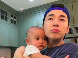 Dulu Rafathar Ketemu Siwon, Kini Rayyanza Digendong Henry Lau Eks SuJu