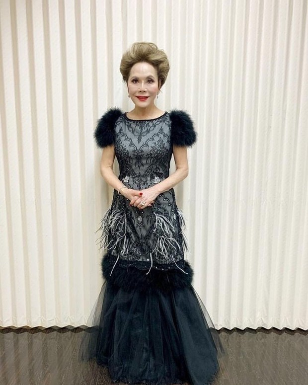 Ibu Dewi Soekarno/Foto : instagram.com/dewisoekarnoofficial Ibu Dewi Soekarno mengenakan mermaid dress berwarna hitam