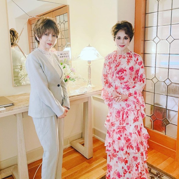 Ibu Dewi Soekarno/Foto : instagram.com/dewisoekarnoofficial Ibu Dewi Soekarno mengenakan gaun motif bunga-bunga saat berkunjung ke rumah kerabatnya di Okinawa