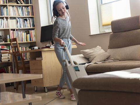 Ilustrasi menggunakan vacuum cleaner