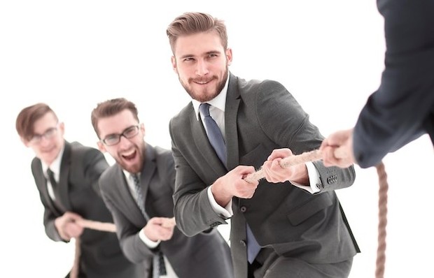 Ilustrasi Tarik Tambang Lomba tarik tambang dapat membuat kekompakkan antar rekan kerja