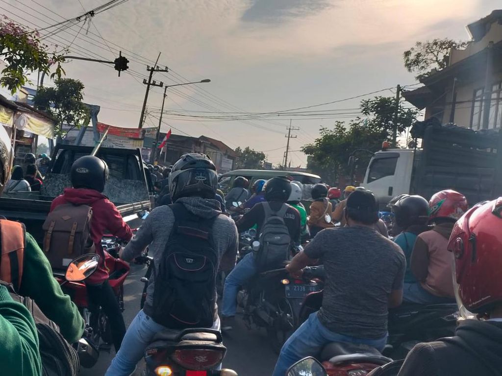 Gang-gang Penuh, Jalur Alternatif Sidoarjo-Surabaya Tak Luput dari Macet
