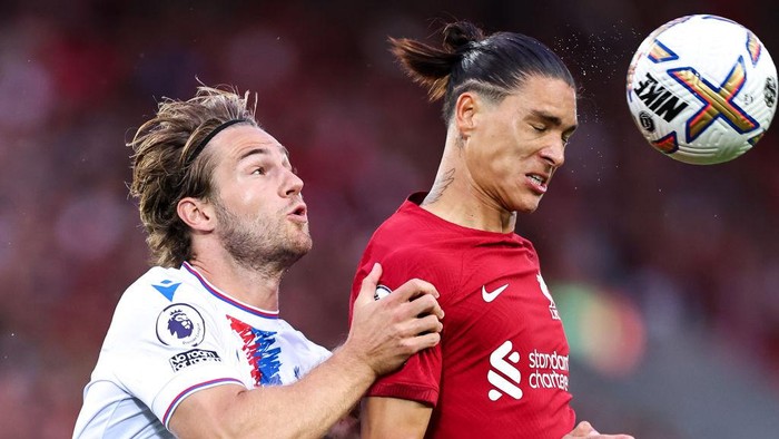 LIVERPOOL, ENGLAND - AUGUST 15: Joachim Andersen of Crystal Palace and Darwin Nunez of Liverpool during the Premier League match between Liverpool FC and Crystal Palace at Anfield on August 15, 2022 in Liverpool, United Kingdom. (Photo by Robbie Jay Barratt - AMA/Getty Images)