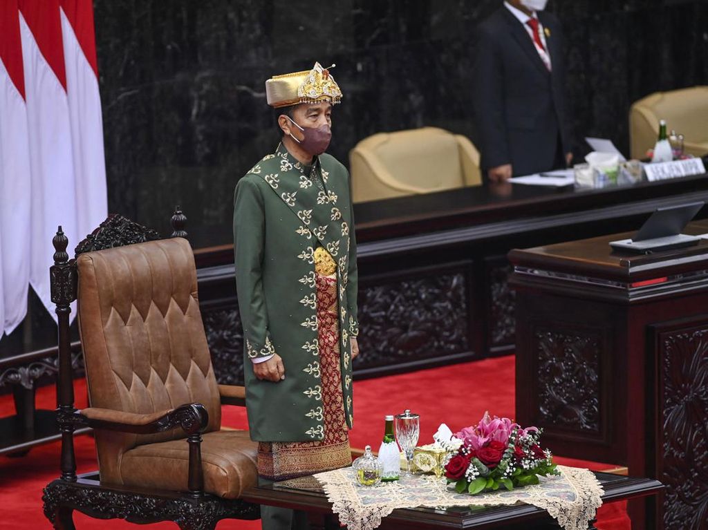 Melihat Lagi Pakaian Adat Presiden Jokowi, yang Mana Favoritmu?