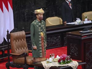 Melihat Lagi Pakaian Adat Presiden Jokowi, yang Mana Favoritmu? Melihat Lagi Pakaian Adat Presiden Jokowi, yang Mana Favoritmu?