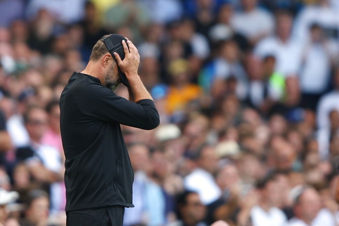 Liverpools manager Jurgen Klopp holds his head during the English Premier League soccer match between Fulham and Liverpool at Craven Cottage stadium in London, Saturday, Aug. 6, 2022. (AP Photo/Ian Walton)