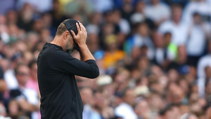Liverpools manager Jurgen Klopp holds his head during the English Premier League soccer match between Fulham and Liverpool at Craven Cottage stadium in London, Saturday, Aug. 6, 2022. (AP Photo/Ian Walton)