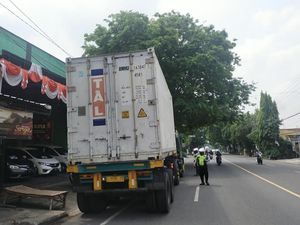 Emak-emak Tewas Tertabrak Truk di Jombang, Sopir Sempat Kabur Emak-emak Tewas Tertabrak Truk di Jombang, Sopir Sempat Kabur