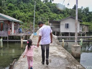 Potret Safar, Guru Sekolah Pulau Terluar RI yang Sudah Mengabdi 12 Tahun Potret Safar, Guru Sekolah Pulau Terluar RI yang Sudah Mengabdi 12 Tahun
